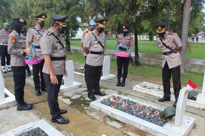 Peringati HUT Bhayangkara ke-75, Polda Lampung Ziarah ke Makam Pahlawan
